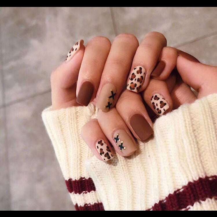Fashionable Blue and Graffiti Pattern Fake Nails