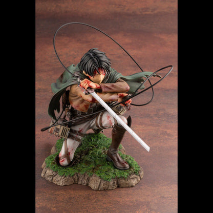 Attack on the giant army commander Liweier's figurine battle damage kneeling posture blood battle figurine anime model