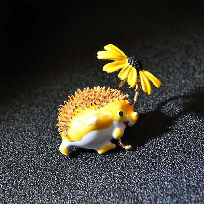 CINDY XIANG Cute Hedgehog Brooch Fashion Daisy Brooches For Women Animal Jewelry Funny Winter Design High Quality