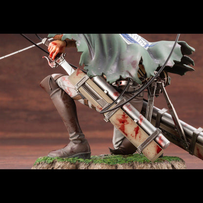 Attack on the giant army commander Liweier's figurine battle damage kneeling posture blood battle figurine anime model