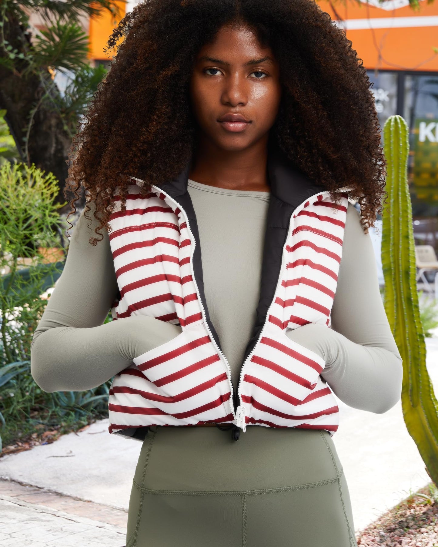 Xeoxarel Red White Striped Puffer Crop Vest Sleeveless Zipper Pockets Size XL