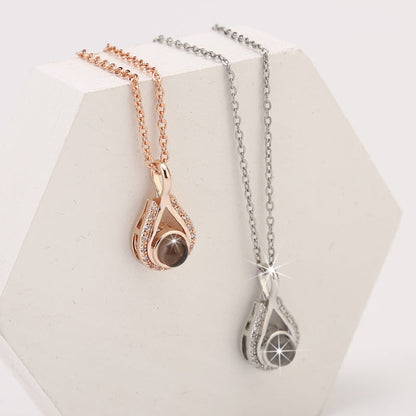 Waterdrop shaped fashion projection necklace with 100 languages. I love you. Color photos, customized lover accessories