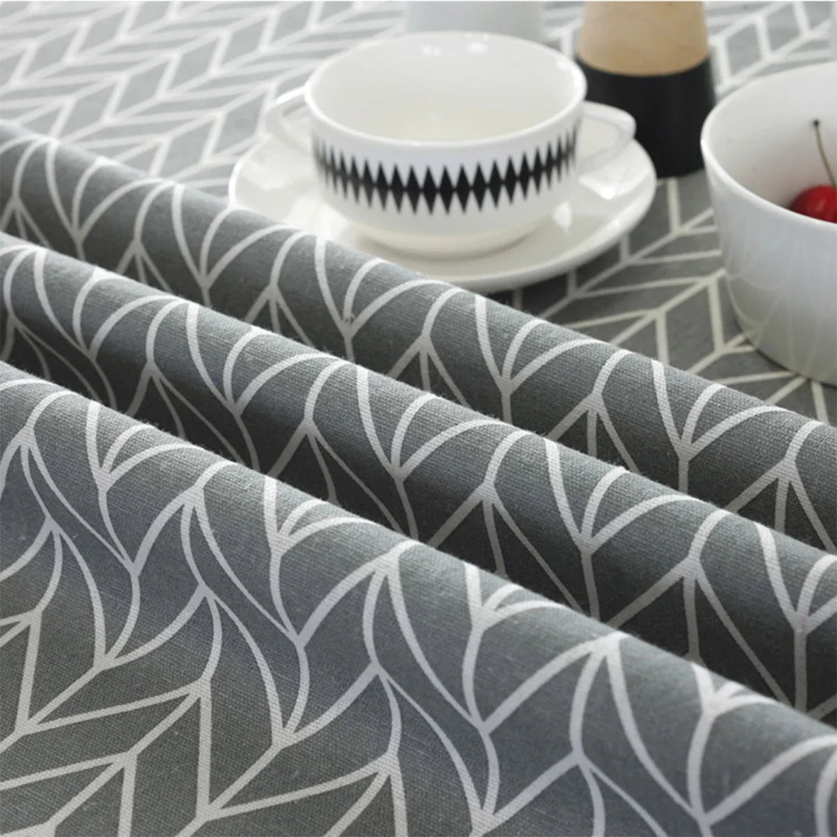 Round Tablecloth Washable Table Cloth Decorative Table Cover Indoor and Outdoor Holiday Home Christmas Party Picnic Dining Room