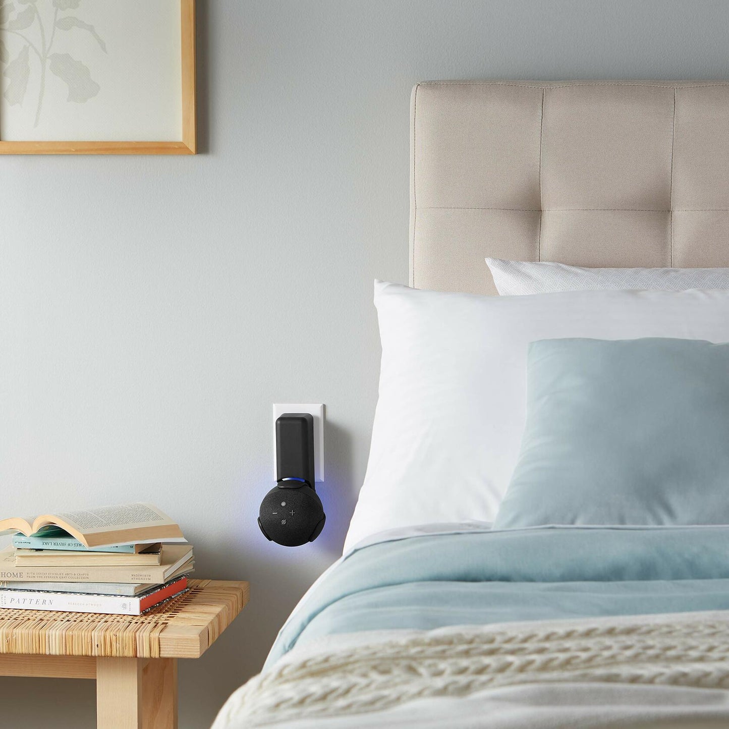 ECHOGEAR Made For Amazon Outlet Hanger for Echo Dot 4th Gen Black