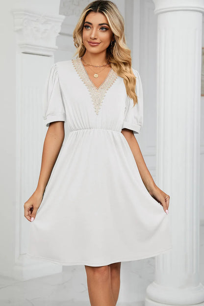 Solid color lace patchwork V-neck short sleeved pocket waist cinching dress