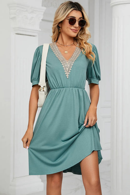Solid color lace patchwork V-neck short sleeved pocket waist cinching dress