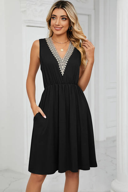 Solid color V-neck lace patchwork sleeveless pocket waist cinching dress